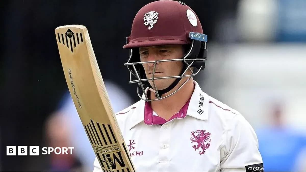 Jugador de cricket sosteniendo un bate en el campo