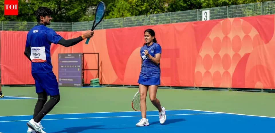 Jugadores celebrando en cancha de tenis durante partido