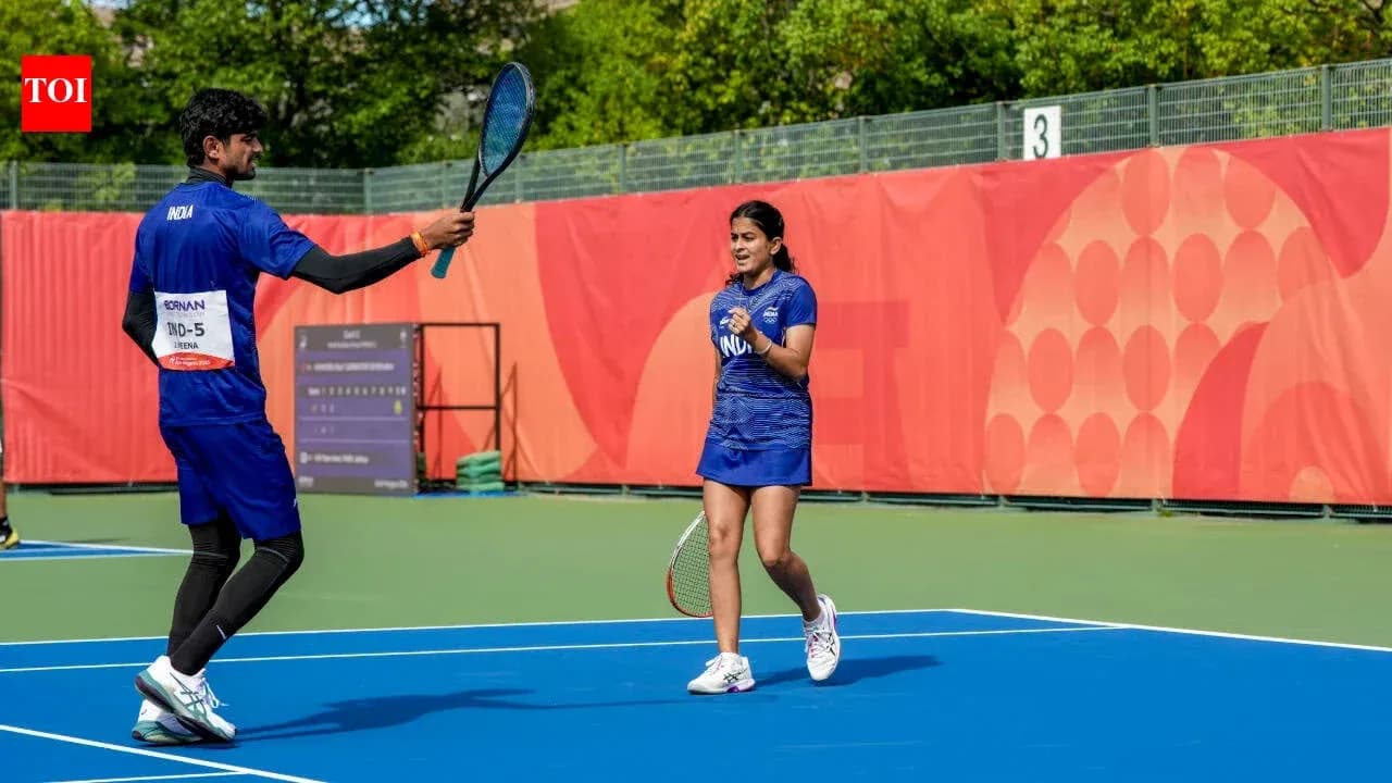 Jugadores celebrando en cancha de tenis durante partido