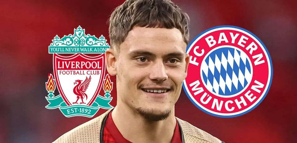 Jugador con logotipos de Liverpool y Bayern Múnich