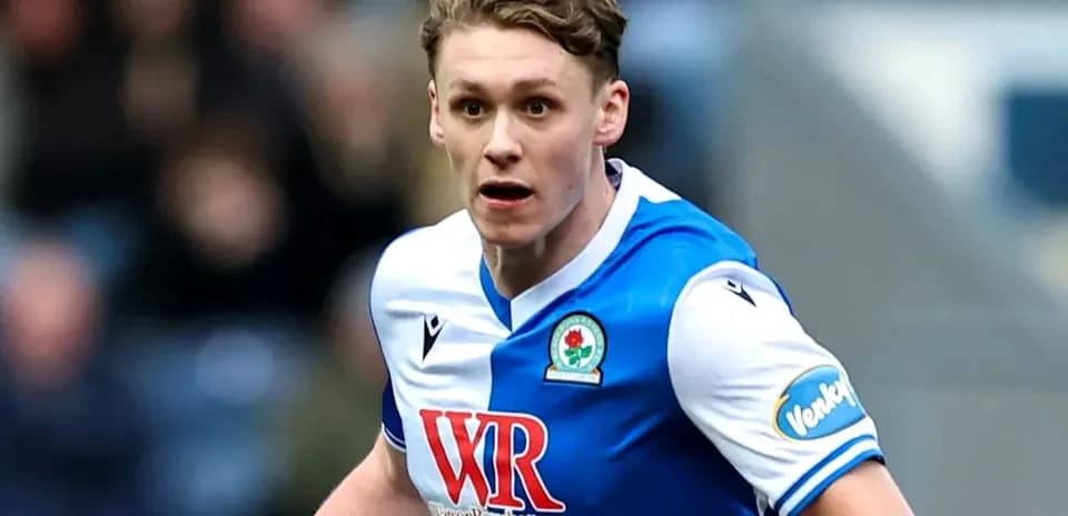 Jugador de Blackburn Rovers corriendo con el balón