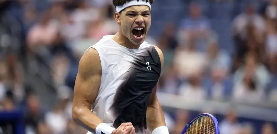 Jugador de tenis celebrando en la cancha