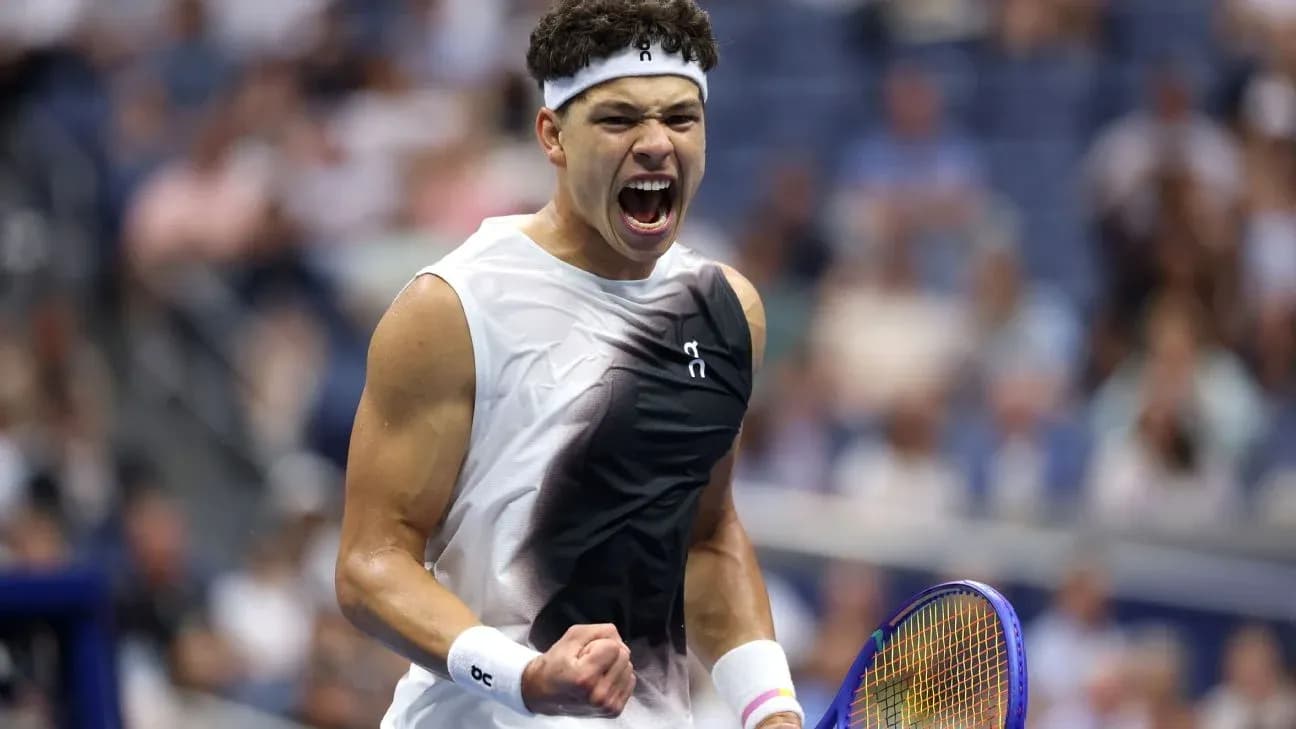 Jugador de tenis celebrando en la cancha