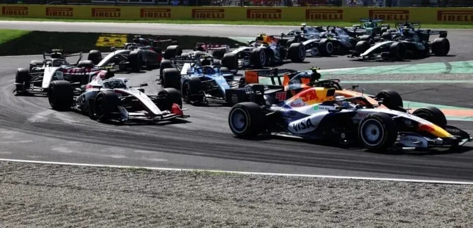 Varios coches de Fórmula 1 compitiendo en curva