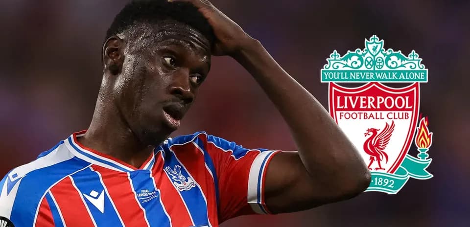 Jugador de Crystal Palace con logo de Liverpool de fondo