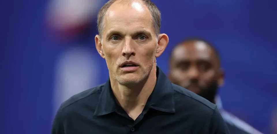 Entrenador mirando a la cámara en conferencia