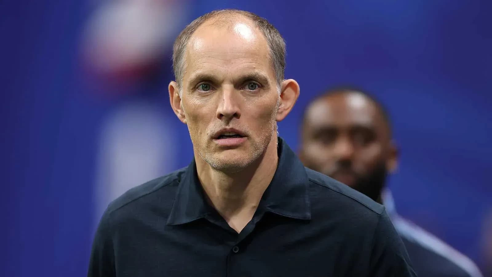 Entrenador mirando a la cámara en conferencia