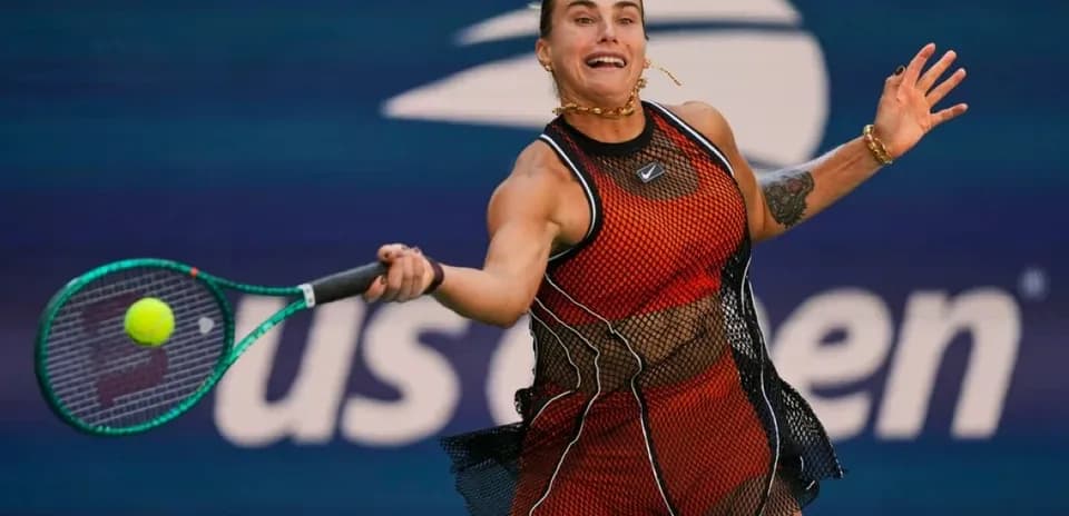 Jugadora de tenis golpeando la pelota en partido