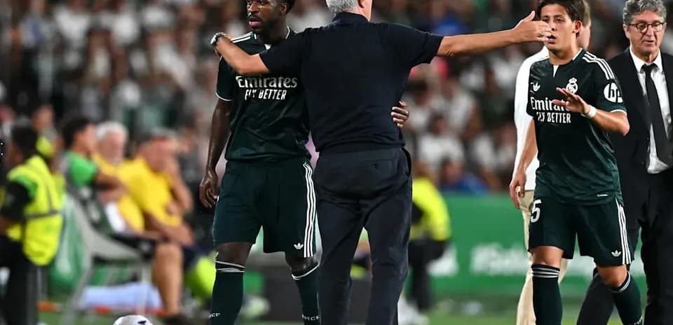 Entrenador dirigiendo a jugadores en el banquillo