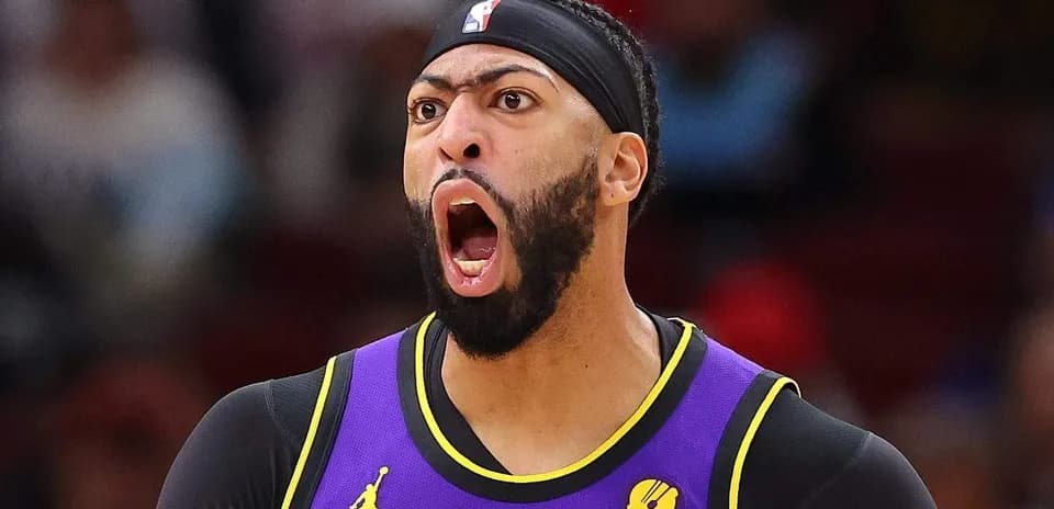 Jugador de baloncesto gritando durante un partido