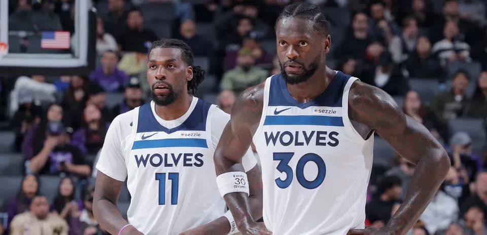 Jugadores de los Wolves en la cancha durante el juego