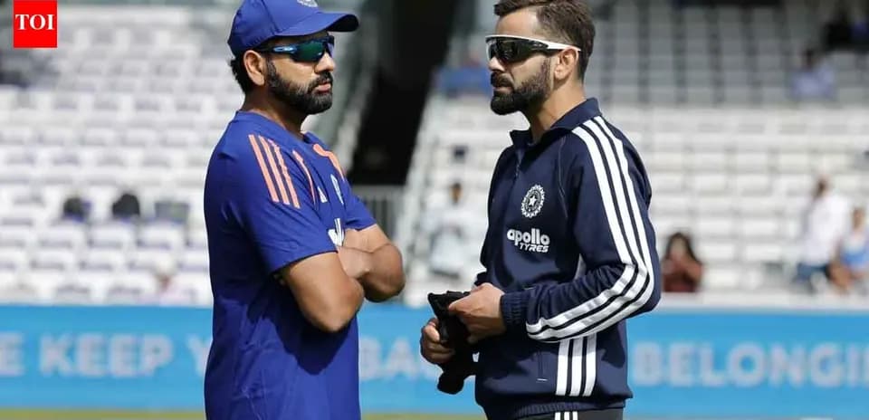Rohit Sharma y Virat Kohli conversando en el campo
