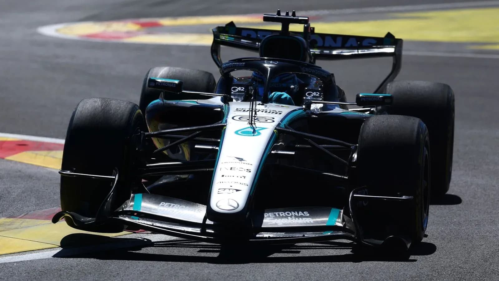 Coche de Fórmula 1 de Mercedes en la pista