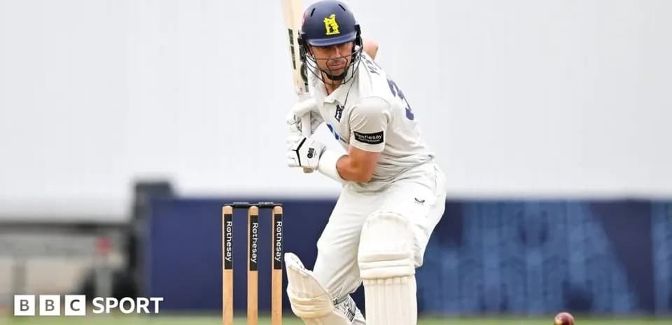 Bateador preparado para golpear la pelota en cricket