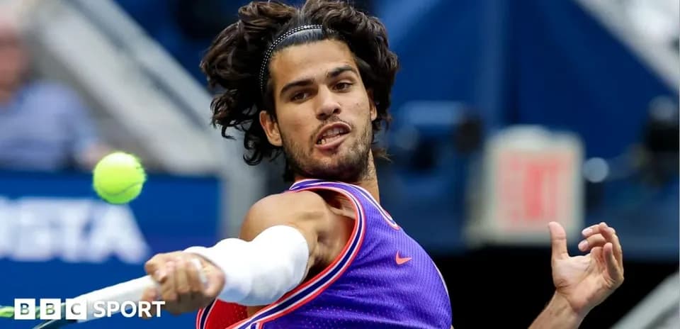 Jugador de tenis golpeando una pelota durante el partido
