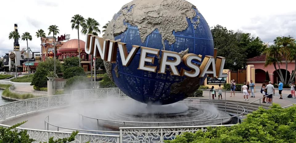Globo de Universal en parque temático con visitantes
