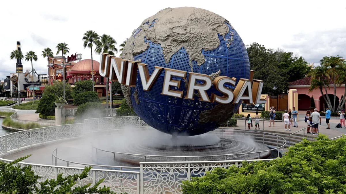 Globo de Universal en parque temático con visitantes