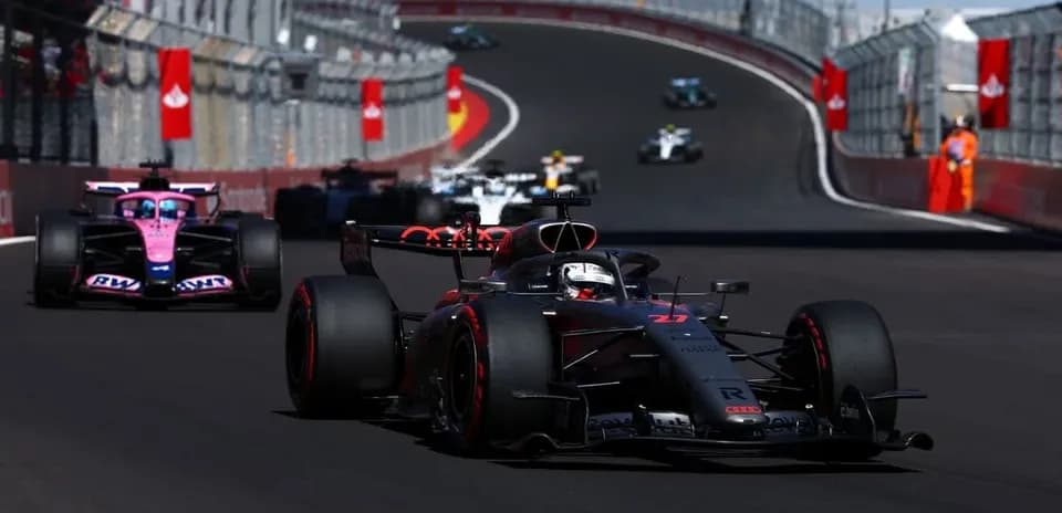 Coche de Fórmula 1 compitiendo en circuito urbano