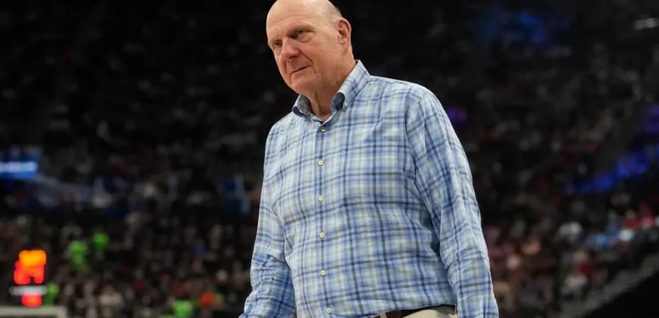 Hombre en camisa a cuadros en un partido de baloncesto