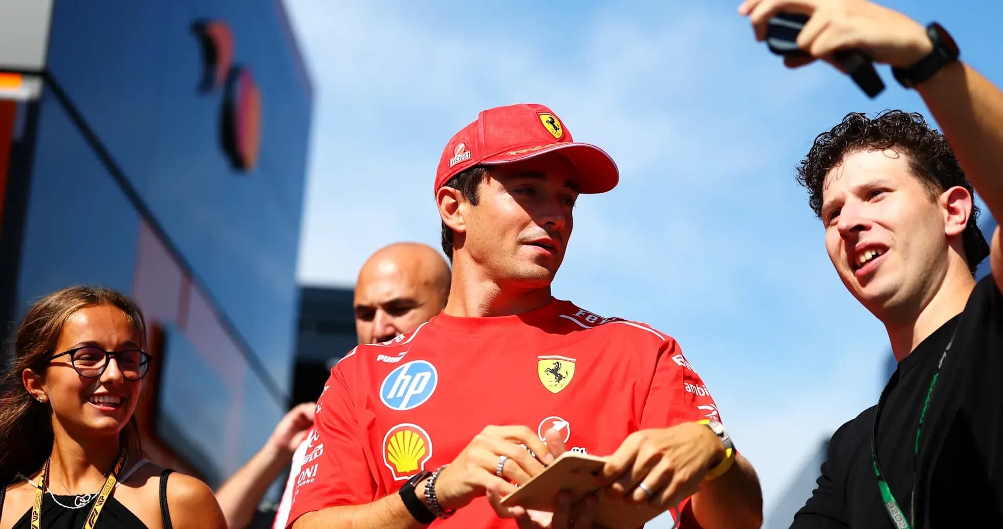 Piloto de Ferrari interactuando con aficionados en evento