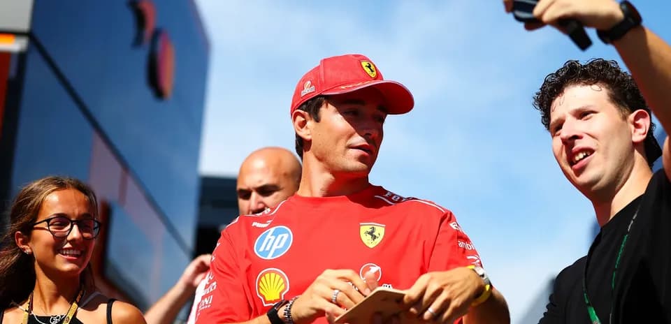 Piloto de Ferrari interactuando con aficionados en evento