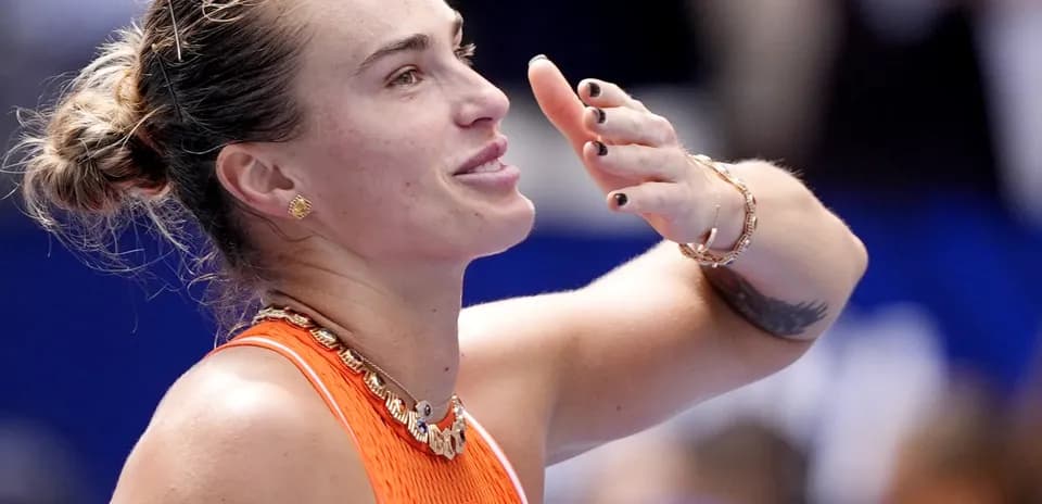 Jugadora de tenis saludando tras un partido