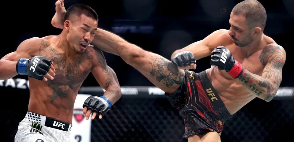 Luchadores de UFC intercambiando golpes en el ring