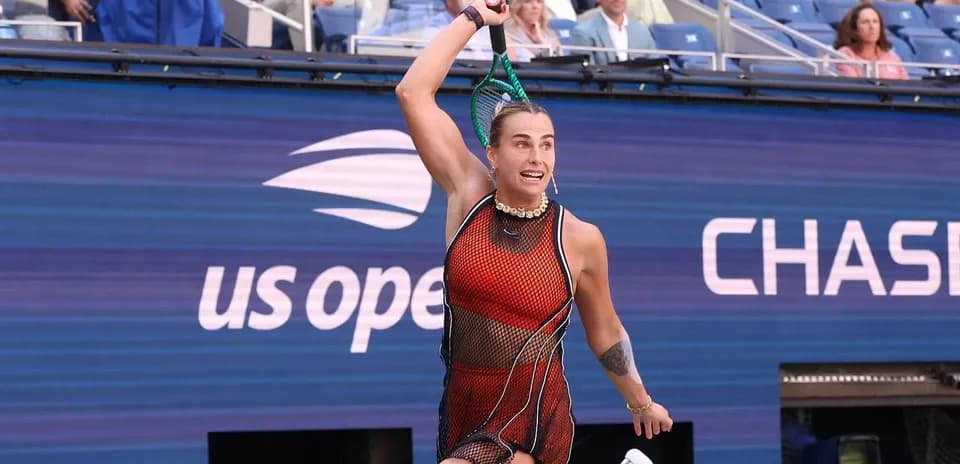 Jugadora de tenis golpeando la pelota en el US Open