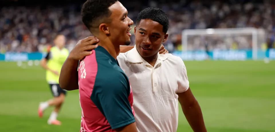Dos jugadores conversando en el campo de juego