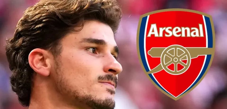 Jugador de Arsenal posando junto al logo del club