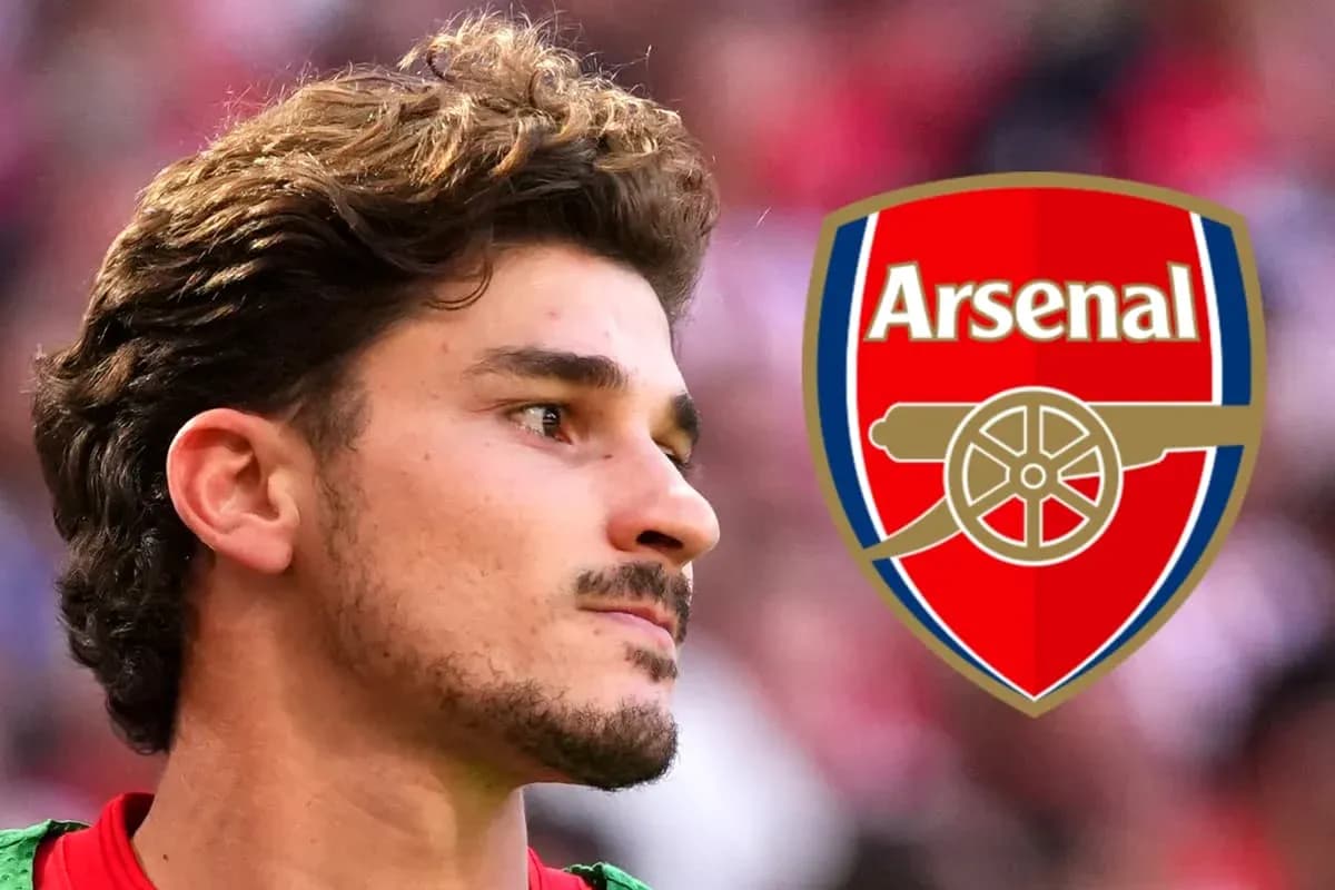 Jugador de Arsenal posando junto al logo del club