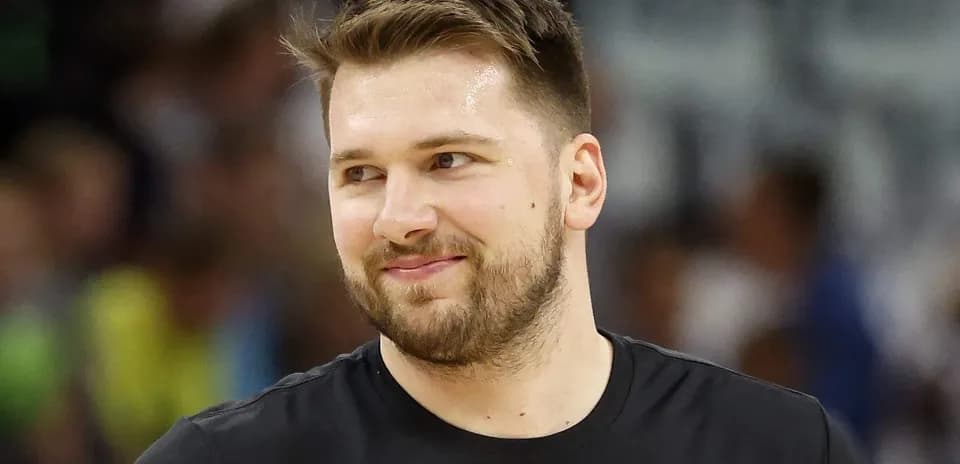 Jugador sonriente durante calentamiento en cancha