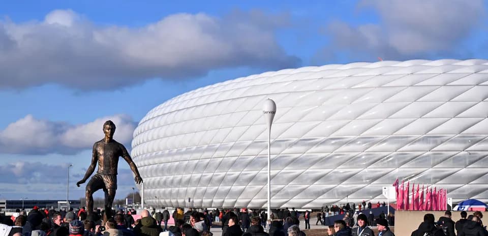 Estatua de jugador frente al estadio Allianz Arena