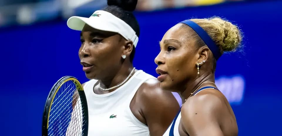 Venus y Serena Williams durante un partido de tenis