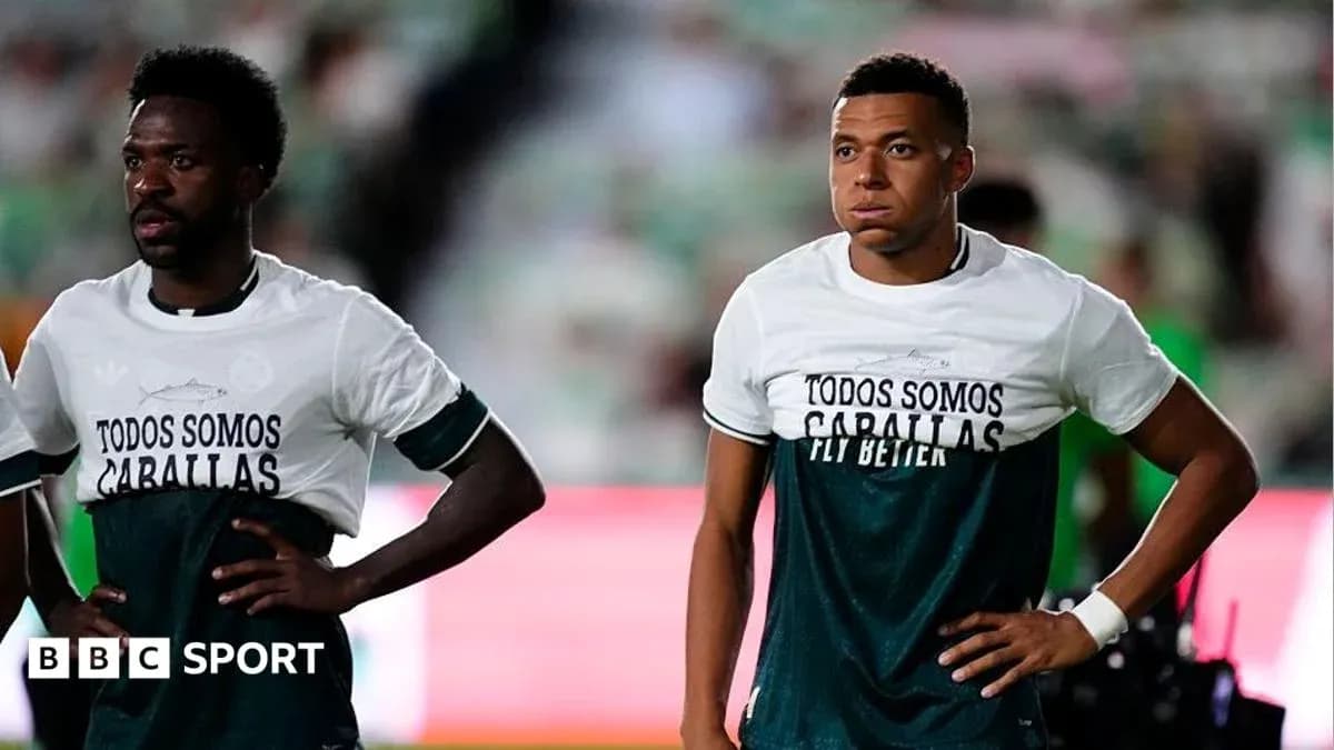 Jugadores con camisetas de calentamiento en el campo