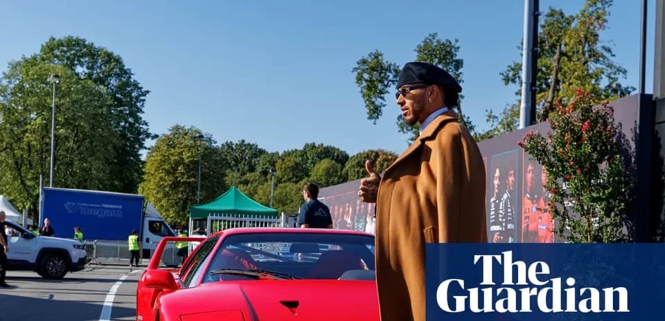 Hombre junto a un coche rojo en evento al aire libre