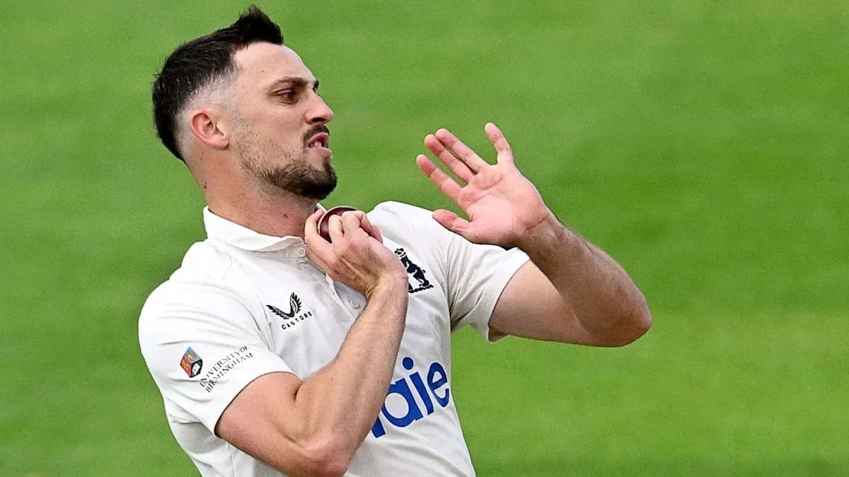 Jugador de cricket con gesto de frustración en el campo
