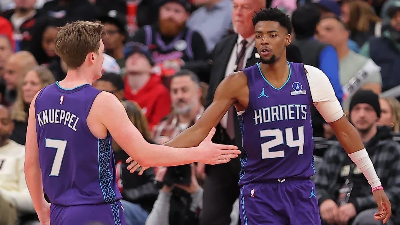 Jugadores de Hornets chocando las manos en el partido