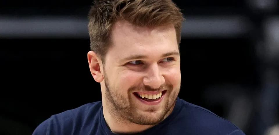 Jugador sonriente en la cancha de baloncesto