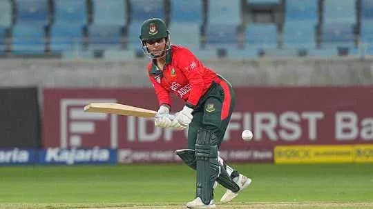 Jugador de cricket de Bangladés golpeando la pelota