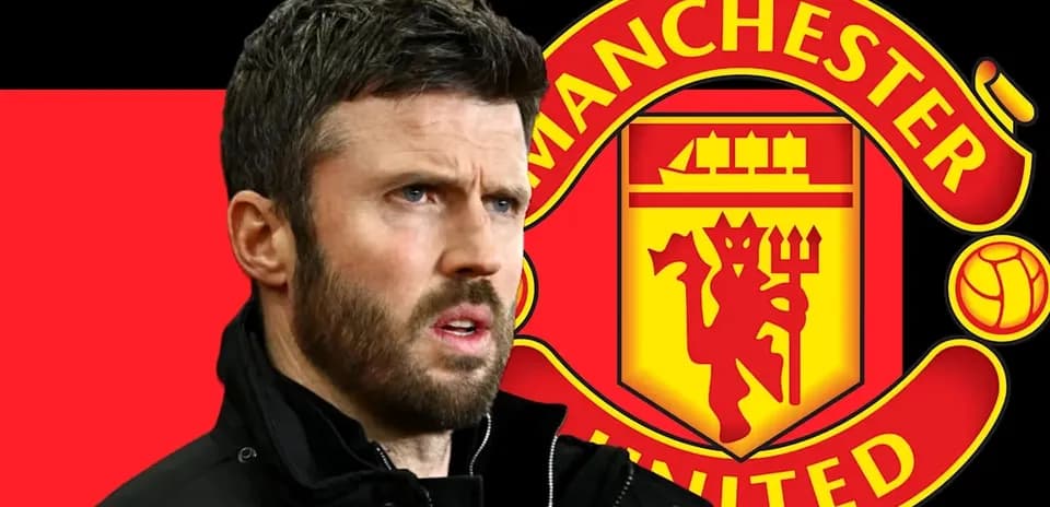 Entrenador de Manchester United frente a su escudo