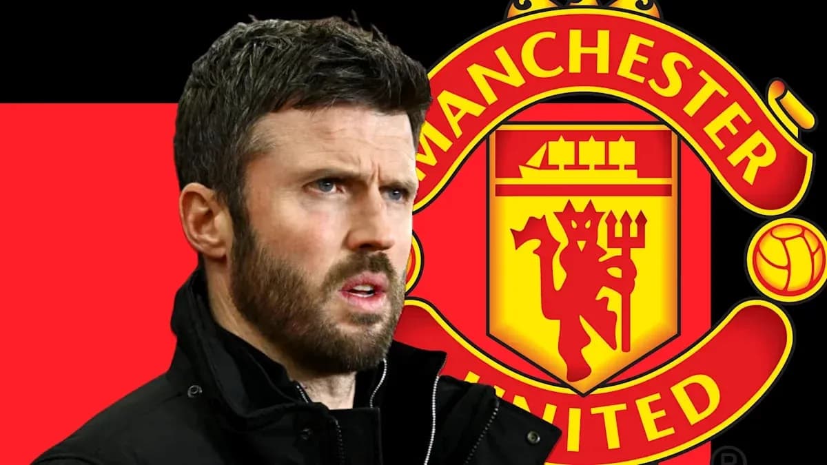 Entrenador de Manchester United frente a su escudo
