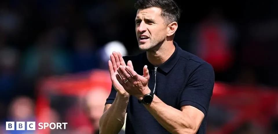Entrenador aplaudiendo durante un partido de fútbol
