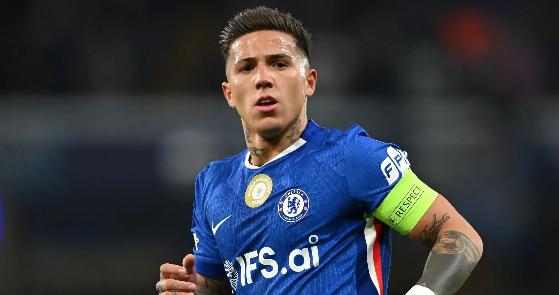 Jugador de Chelsea con brazalete de capitán en partido