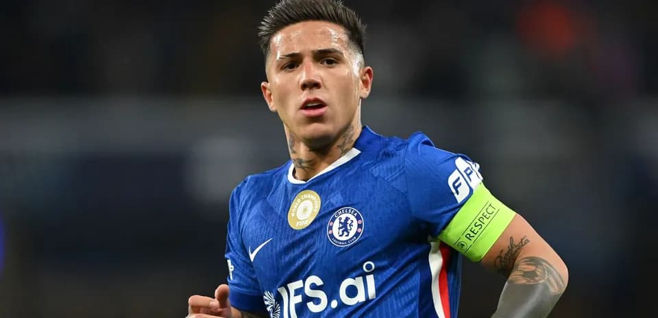 Jugador de Chelsea con brazalete de capitán en partido