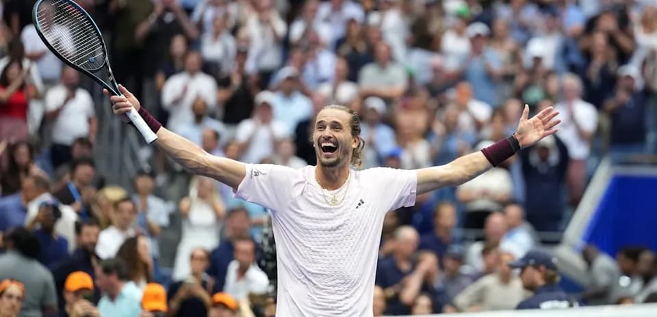 Jugador celebrando con raqueta en el torneo de tenis