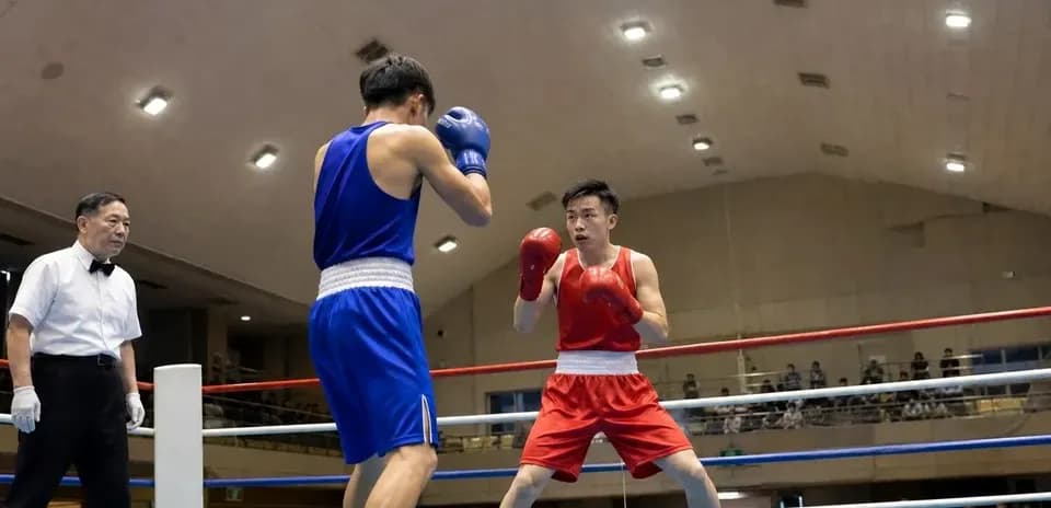 Boxeadores en combate en el ring de boxeo