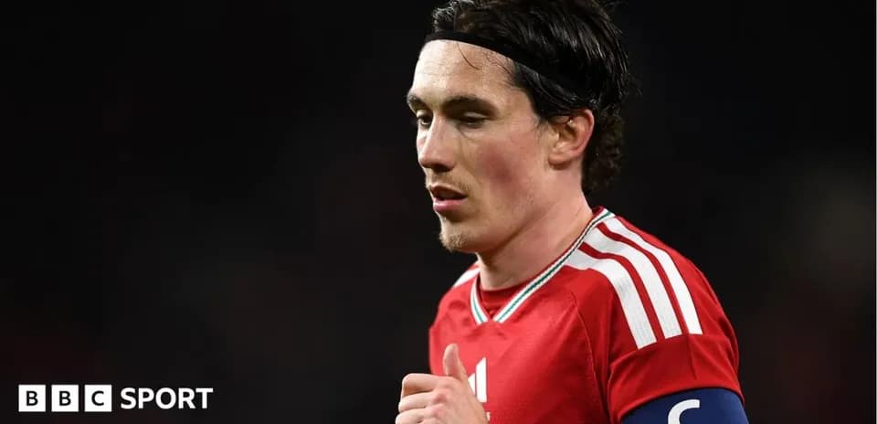 Jugador con banda de capitán en uniforme rojo