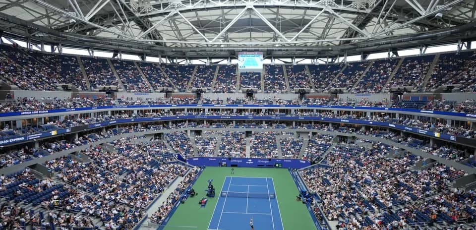 Vista del estadio Arthur Ashe lleno durante un partido de tenis