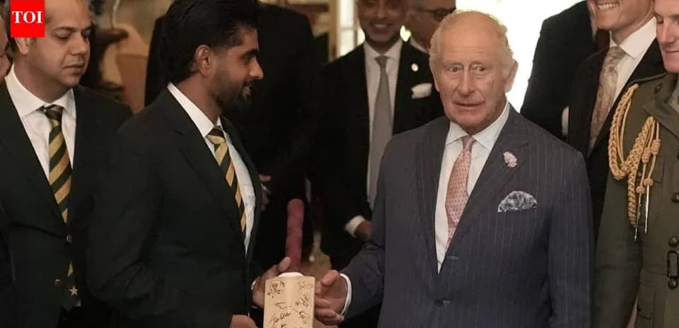 Jugadores de cricket entregando un obsequio al rey